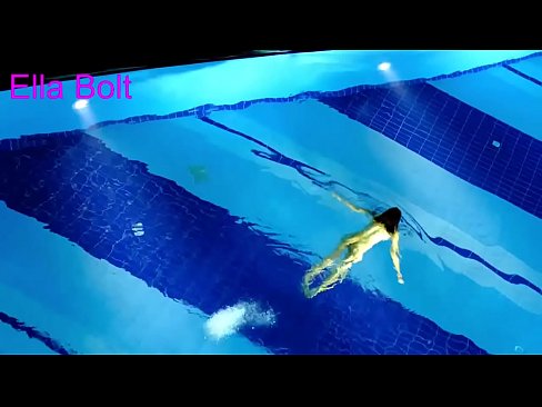 ❤️ لا أستطيع التوقف عن المشاهدة ، تم القبض على شقراء شابة تسبح عارية في مسبح منتجع ELLA BOLT
